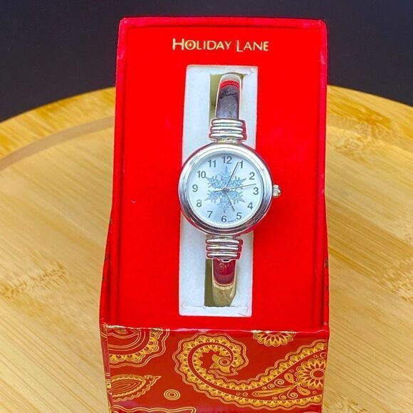 Ladies NWOT spring clasp Holiday Lane watch by Macy’s in exceptional condition - Picture 1 of 7